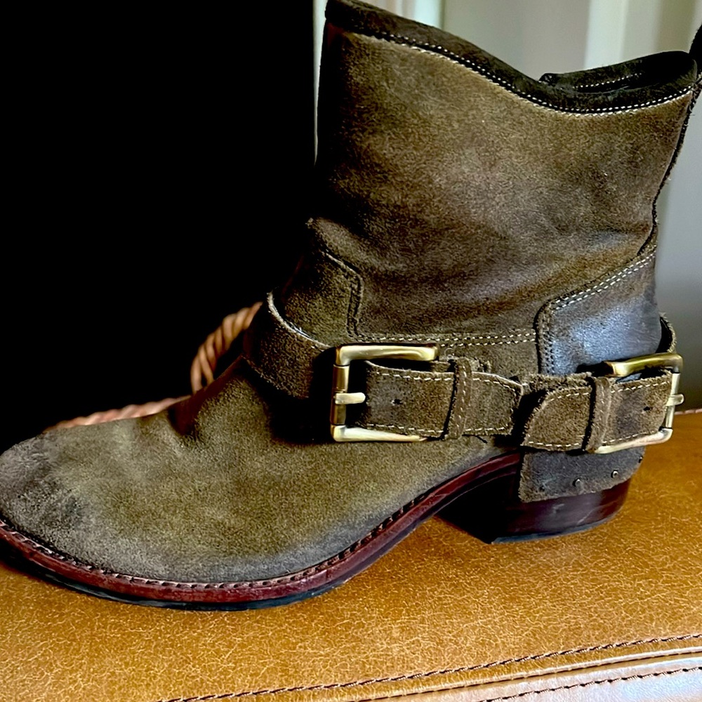 Donald Pliner -Wade Boots in Loden color -Size 5.5